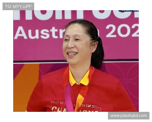 中国女排力克强敌夺冠 主教练称赞队员拼搏精神展现冠军风采